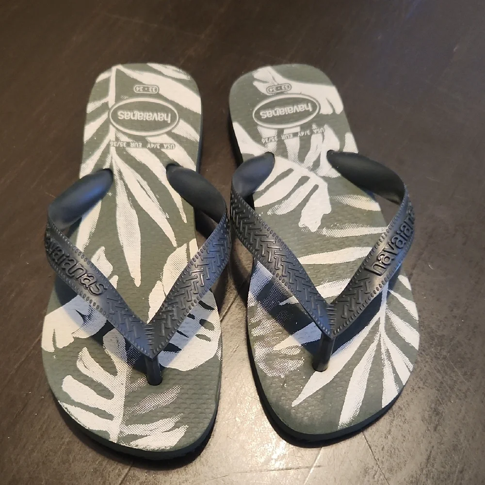 🔥clearance🔥 Havaianas Green and White Leaf Print Flip Flops